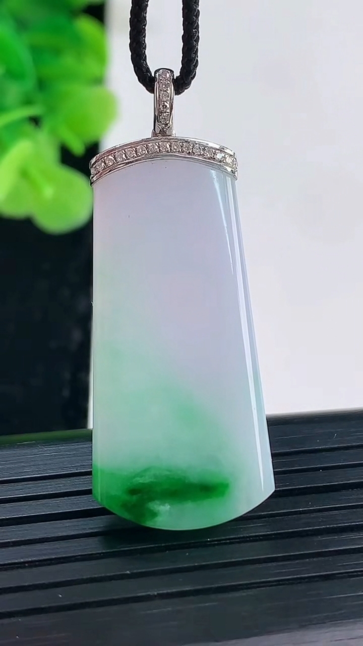 天然A货翡翠无事牌吊坠尺寸36-16.4-4.2重量:6.96g
3月31日