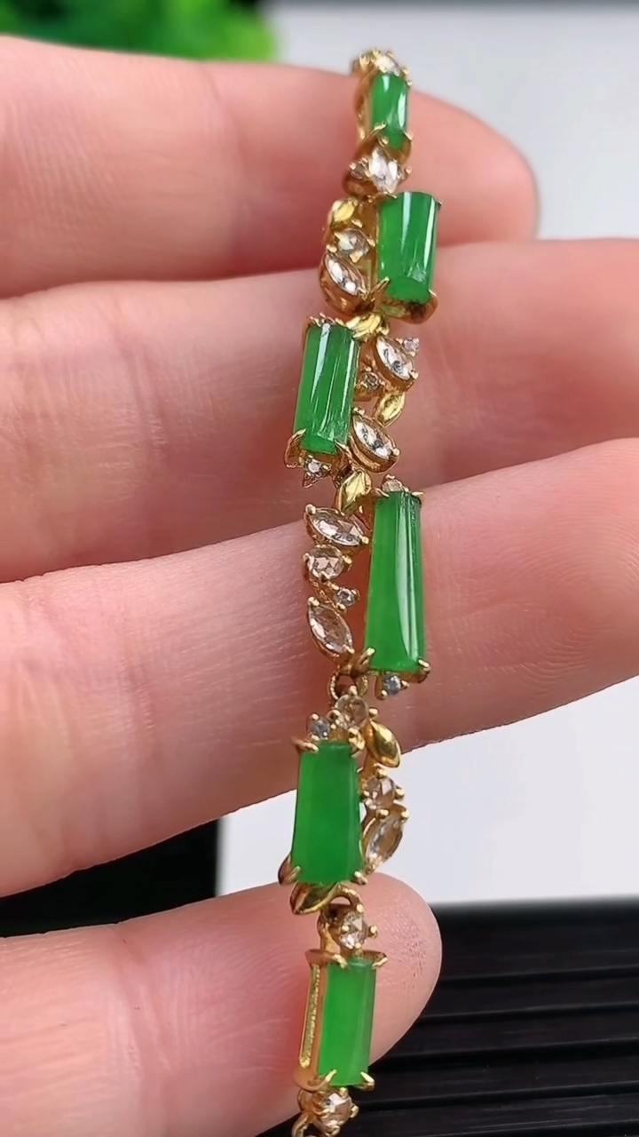 天然A货翡翠无事牌手链尺寸7.1-2.6重量:3.54g
3月31日