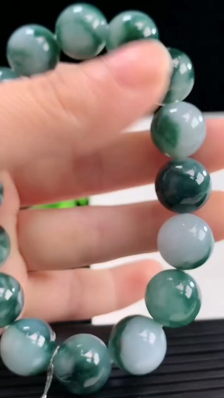天然A货翡翠飘花圆珠手串尺寸12.3-16颗重量:55.27g3月31日
工厂直销收藏佳品,种好水足，色泽均匀，有种有色，上手高大气！