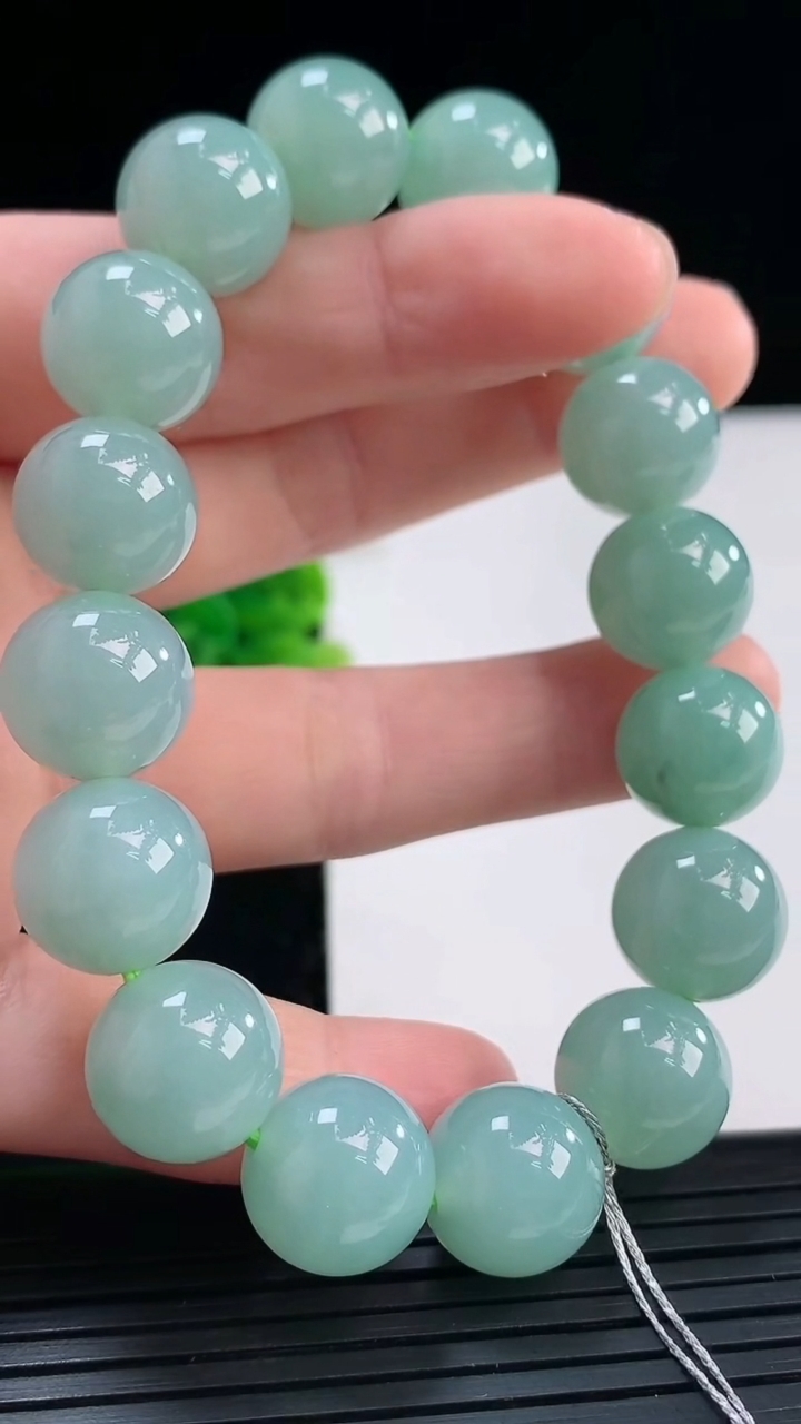 天然A货翡翠圆珠手串尺寸12.2-16颗重量:52.73g3月31日
工厂直销收藏佳品,种好水足，色泽均匀，有种有色，上手高大气！
