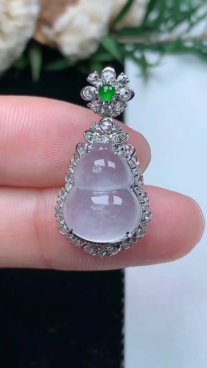 天然A货翡翠白冰葫芦吊坠，尺寸26.9-13.8-10.8，裸石13.6-10.5，重量:3.21g
3月31日，重量:3.21g