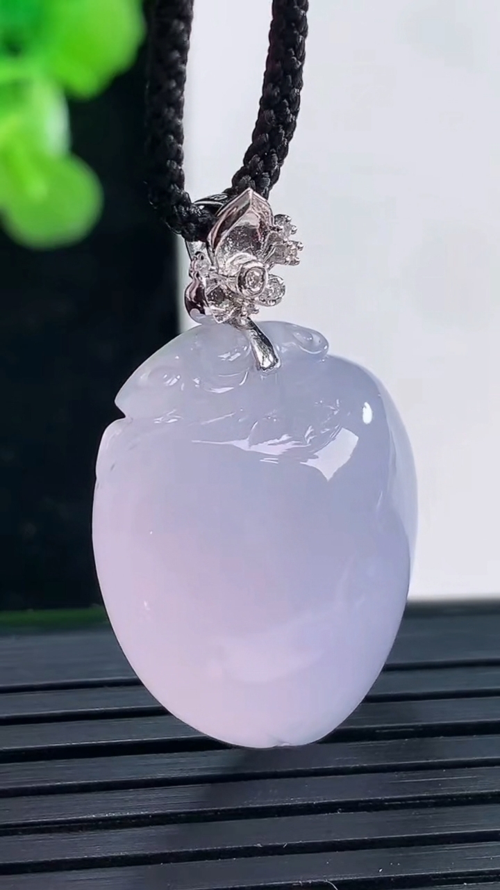 天然A货翡翠18K金紫罗兰寿桃吊坠尺寸26.4-20.2-10.8重量:10.33g
3月31日