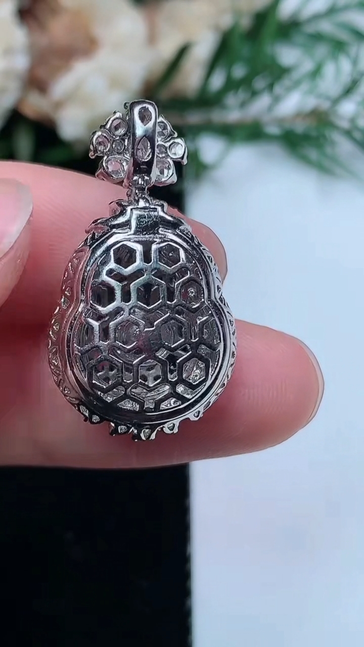 天然A货翡翠葫芦吊坠，尺寸27.2-15-10.8，裸石13-9.8，重量:4.17g
3月31日