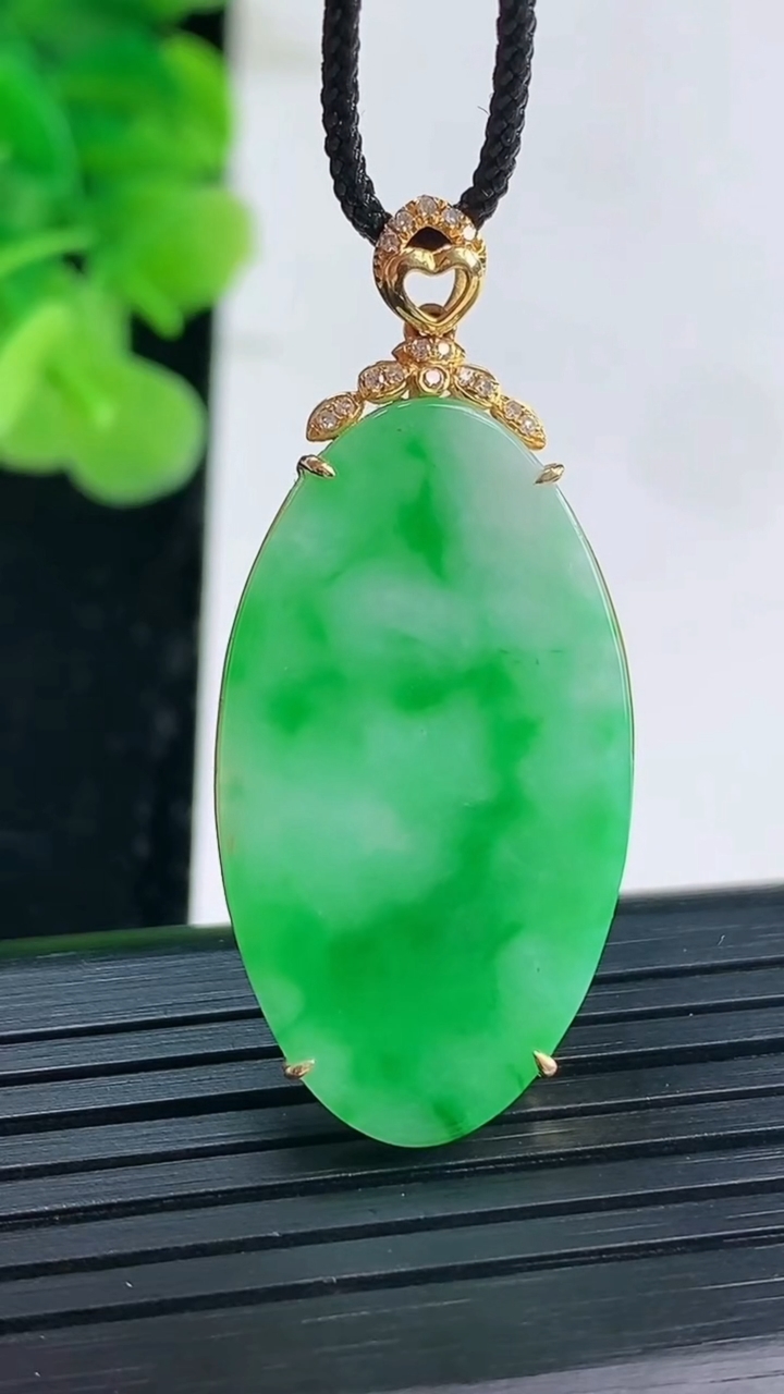 天然A货翡翠无事牌吊坠尺寸39.8-31.6-18-3重量:3.44g
3月31日