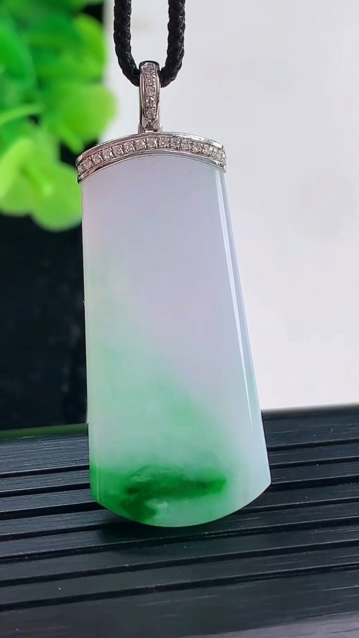 天然A货翡翠无事牌吊坠尺寸36-16.4-4.2重量:6.96g
3月31日