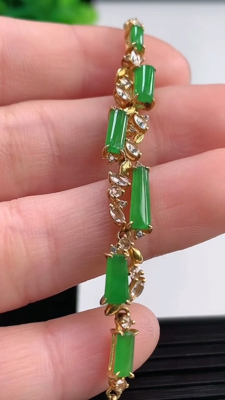 天然A货翡翠无事牌手链尺寸7.1-2.6重量:3.54g
3月31日