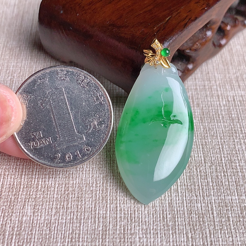 天然A货翡翠18K金镶嵌飘阳绿福瓜吊坠 
尺寸40-34.6-18.5-6.5mm 重量6.96g 0329