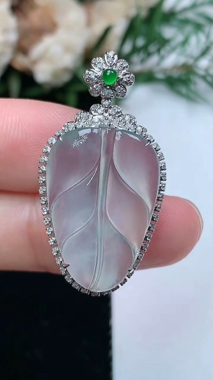 天然A货翡翠白冰金枝玉叶 叶子吊坠，尺寸33.6-17.6-7.4，裸石22.2-15.2，重量:3.74g
3月31日，重量:3.74g