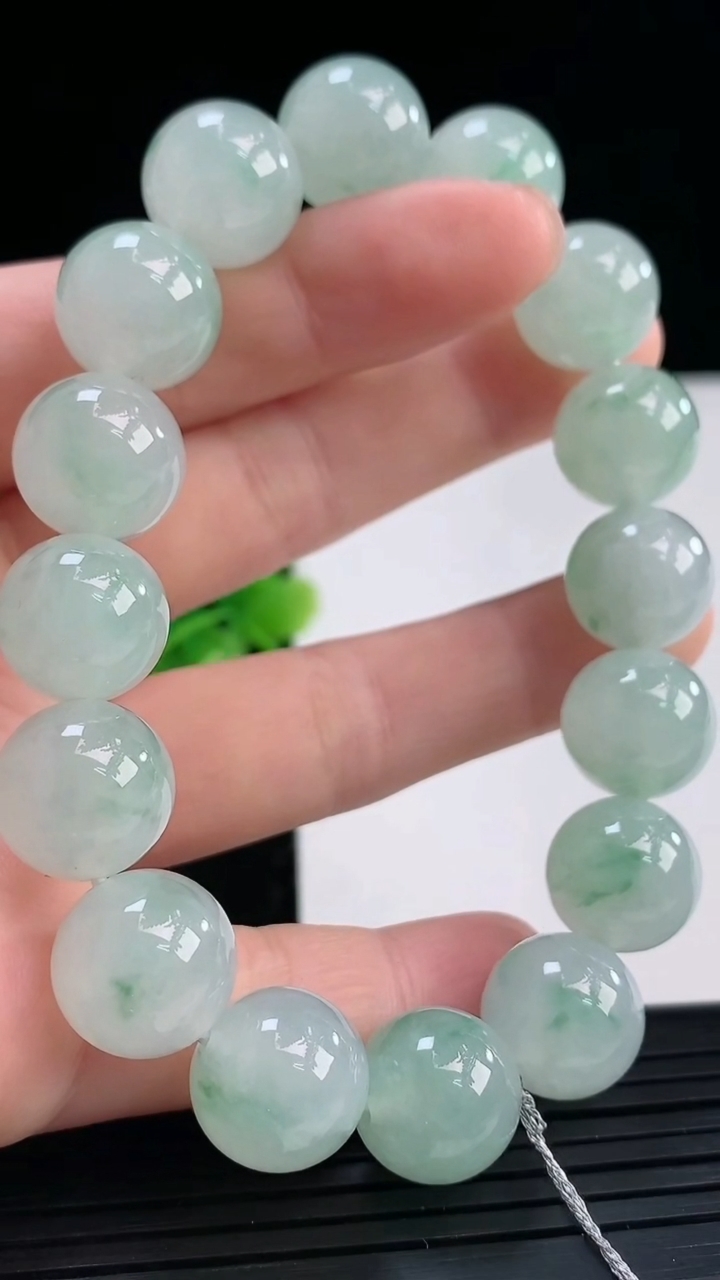 天然A货翡翠飘花圆珠手串尺寸12.6-16颗重量:53.98g3月31日
工厂直销收藏佳品,种好水足，色泽均匀，有种有色，上手高大气！