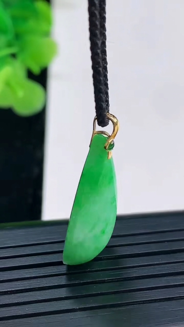 天然A货翡翠水滴吊坠尺寸26.2-15.2-7.1重量:4.77g
3月31日