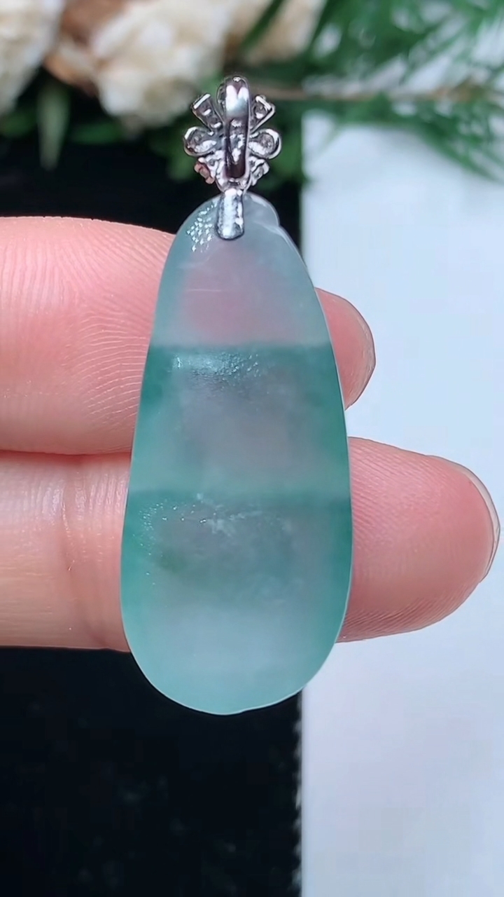 天然A货翡翠飘花福豆吊坠，尺寸27.5-12.7-6.2，重量:4.00g
3月31日