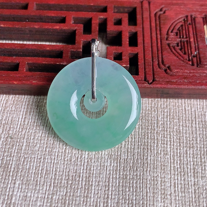 天然A货翡翠18K金伴钻镶嵌甜绿子母平安扣吊坠 
尺寸29-24-3.8mm 重量4.86g 032