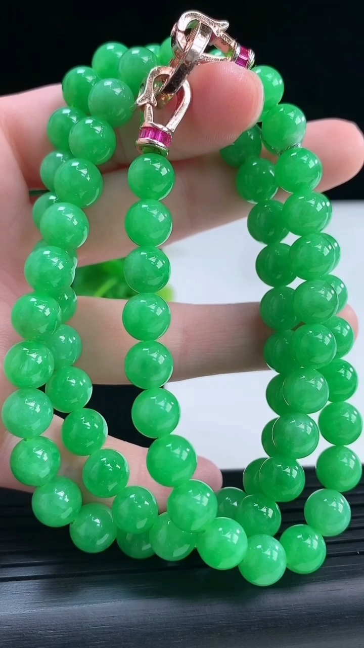 天然A货翡翠圆珠项链尺寸7.6-76颗重量:63.50g3月31日
工厂直销收藏佳品,种好水足，色泽