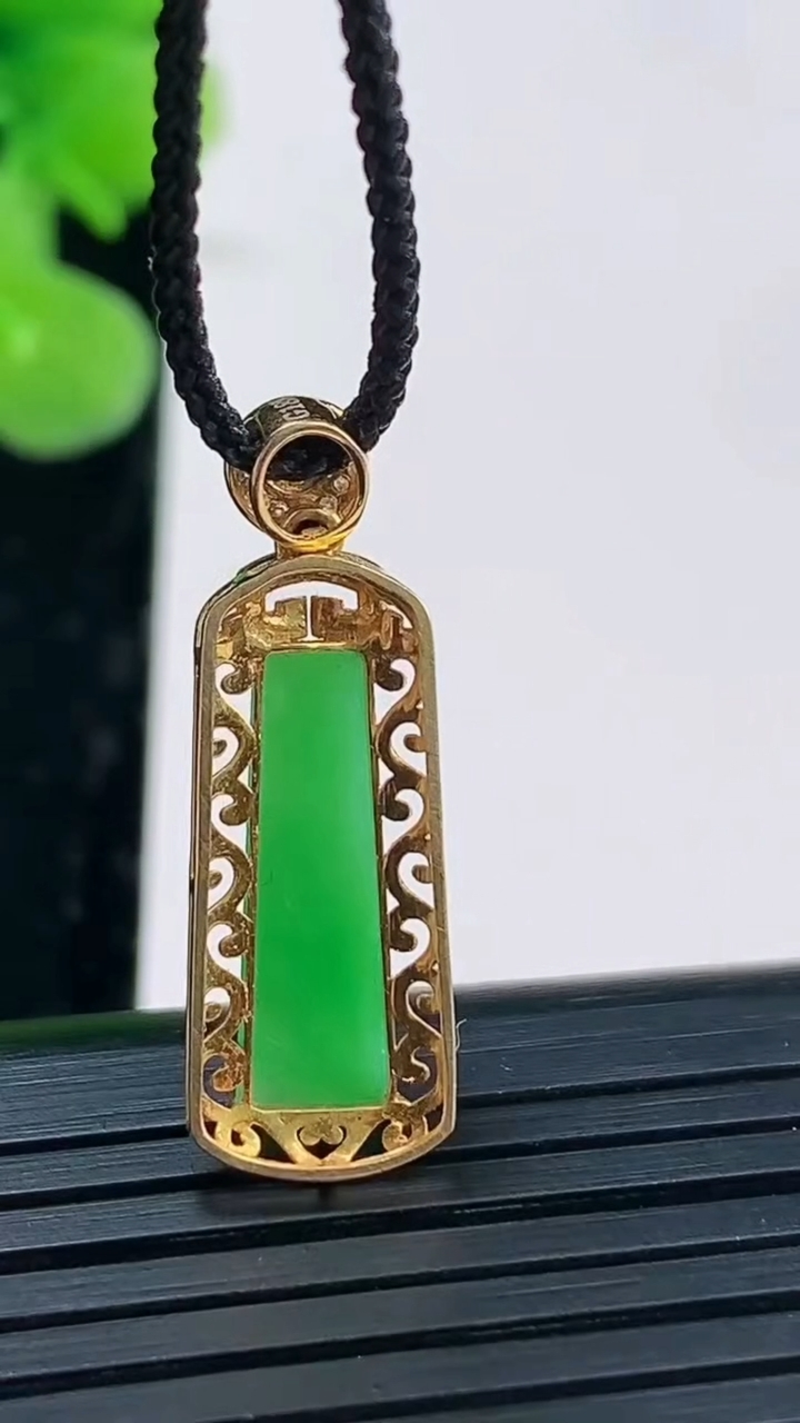 天然A货翡翠无事牌吊坠尺寸26.5-8.8-4.4重量:1.67g
3月31日