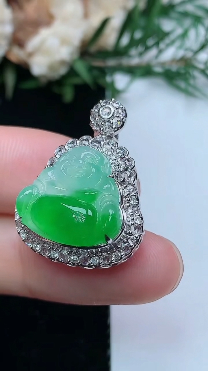 天然A货翡翠佛公吊坠，尺寸26-19.6-12，裸石14.4-15.3，重量:5.69g
3月31日