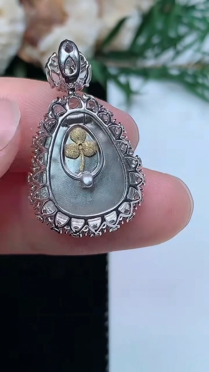 天然A货翡翠葫芦吊坠，尺寸27.5-16.3-8，裸石15.4-12.8，重量:4.26g
3月31日