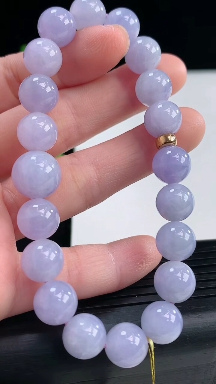 天然A货翡翠紫罗兰圆珠手串尺寸9.4-20颗重量:31.53g3月31日
工厂直销收藏佳品,种好水足，色泽均匀，有种有色，上手高大气！