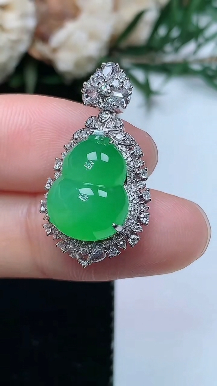 天然A货翡翠葫芦吊坠，尺寸26.9-15-11.8，裸石13.4-10.6，重量:4.18g
3月31日