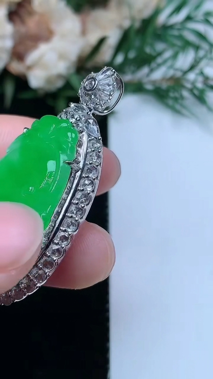 天然A货翡翠如意吊坠，尺寸40.5-21.5-9.6，裸石27.8-17.8，重量:9.46g
3月31日