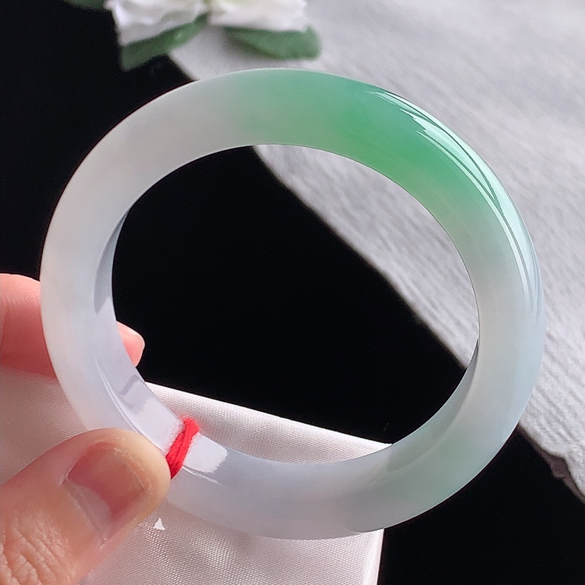 天然A货翡翠飘绿正装正圈手镯54-55圈口 
尺寸54-12.2-8.8mm 0329