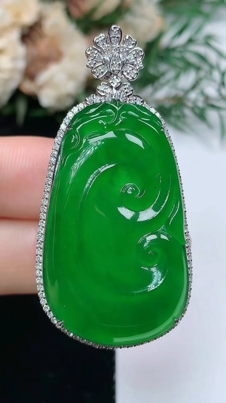 天然A货翡翠如意吊坠，尺寸47.9-23.6-10，裸石34-21，重量:10.00g
3月31日