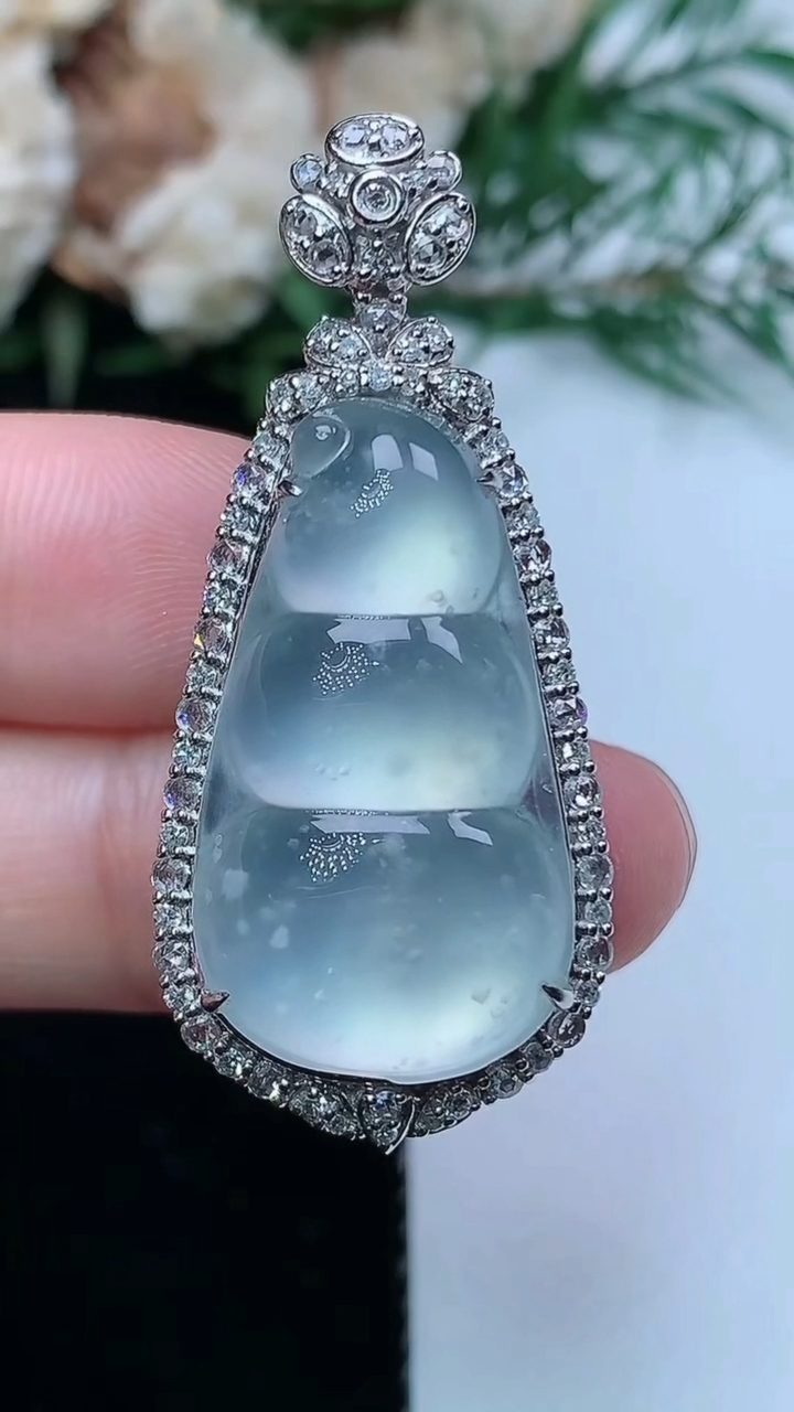 天然A货翡翠白冰福豆吊坠，尺寸44-18.2-11.4，裸石26.3-14.5
3月31日