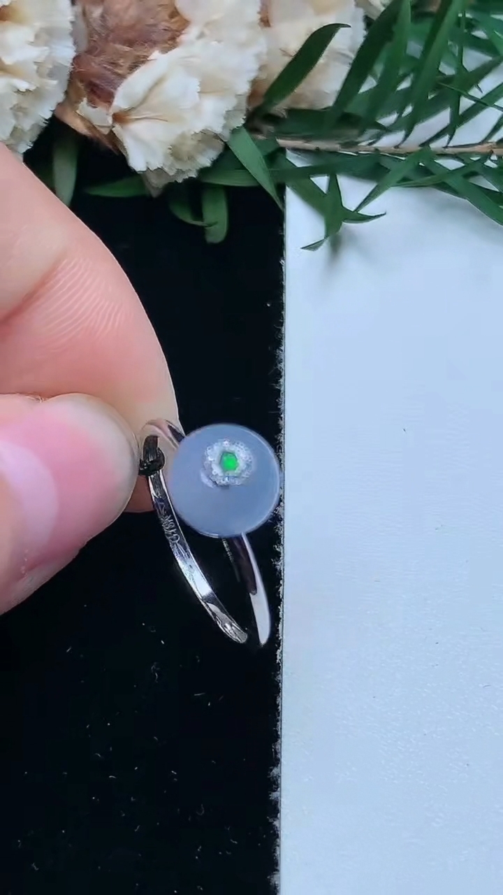 天然A货翡翠k金紫罗兰算盘珠戒指，尺寸17.2-7.8-5.7，重量:1.61g2026年3月31日
工厂直销收藏佳品,种好水足，色泽均匀，有种有色，上手高大气！