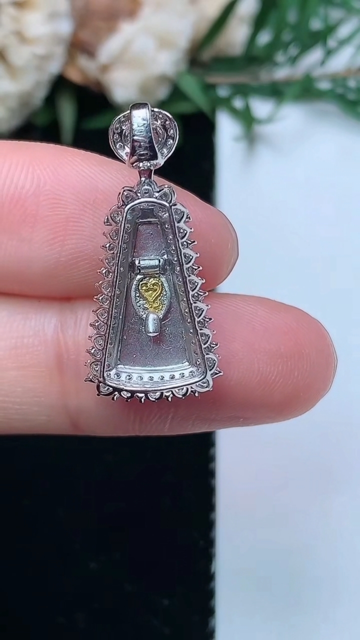 天然A货翡翠无事牌吊坠，尺寸24.6-11.6-7.9
3月31日