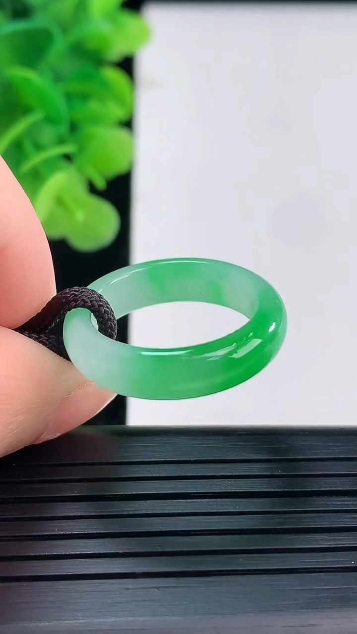 天然A货翡翠指环戒指尺寸18.6-5.5-3.1重量:3.54g2026年3月31日
工厂直销收藏佳品,种好水足，色泽均匀，有种有色，上手高大气！