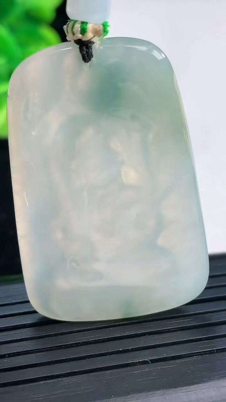 天然A货翡翠飘花文殊菩萨吊坠尺寸45.3-29.6-5.1重量:18.52g
3月31日