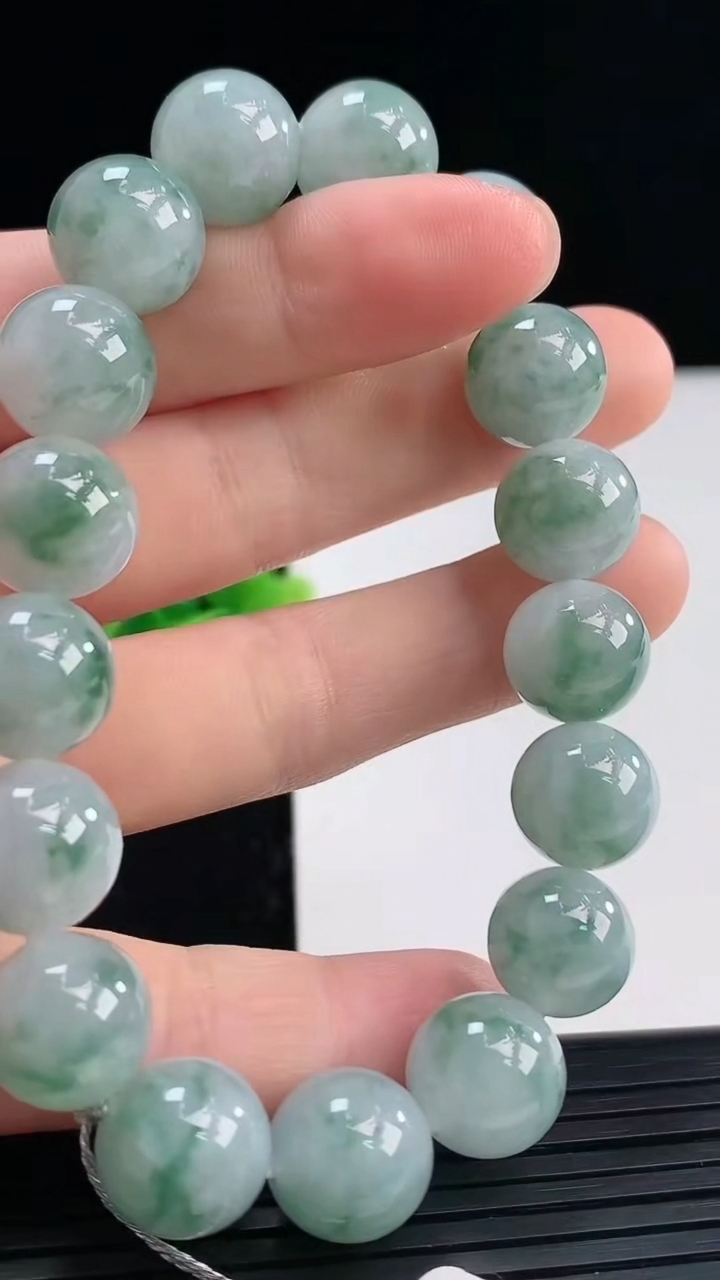 天然A货翡翠飘花圆珠手串尺寸11.5-17颗重量:45.22g3月31日
工厂直销收藏佳品,种好水足，色泽均匀，有种有色，上手高大气！