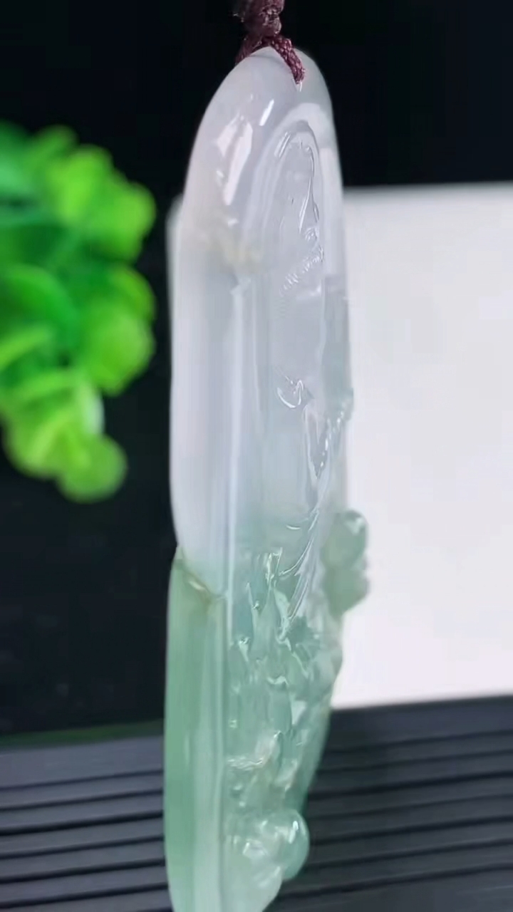 天然A货翡翠御龙观音菩萨吊坠尺寸66.9-42.8-7.4重量:36.83g
3月31日