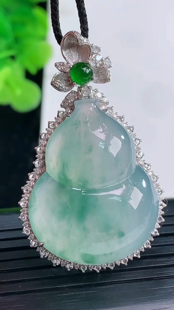 天然A货翡翠种飘花葫芦吊坠尺寸44.2-27.5-12.1裸石29.6-23.5重量:13.17g
