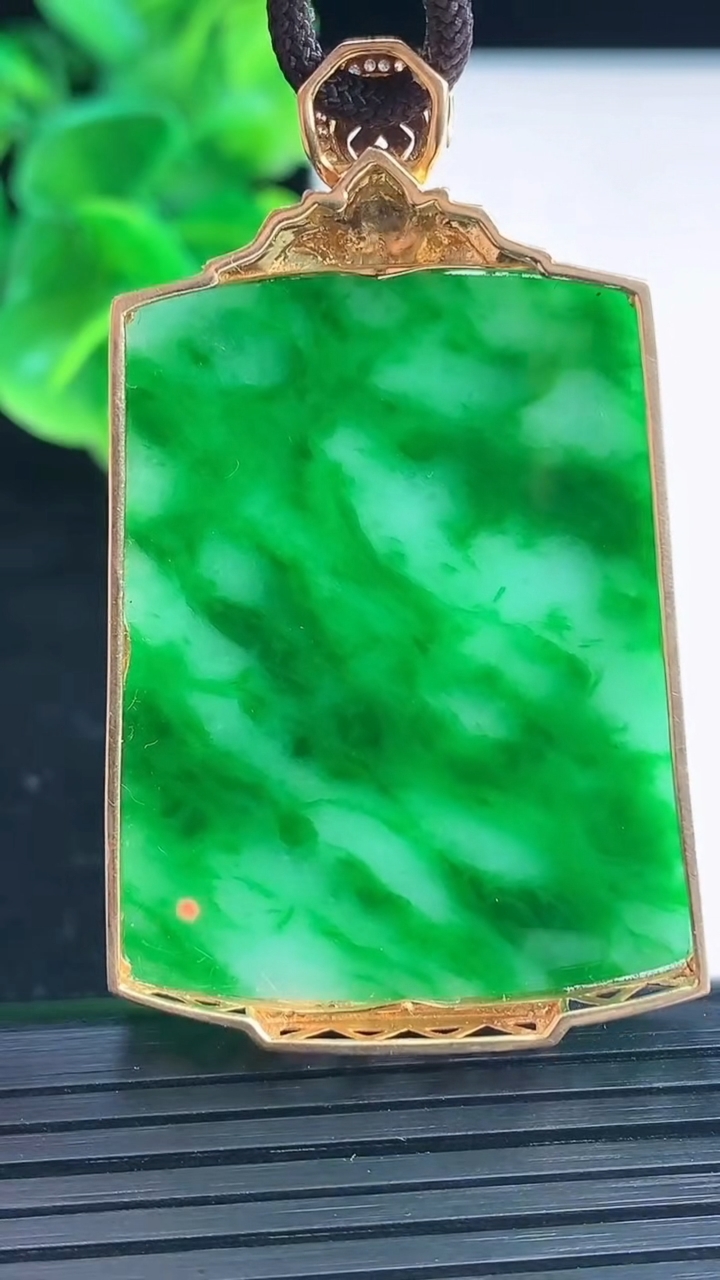 天然A货翡翠无事牌吊坠尺寸53-32.2-6.6重量:14.22g
3月31日