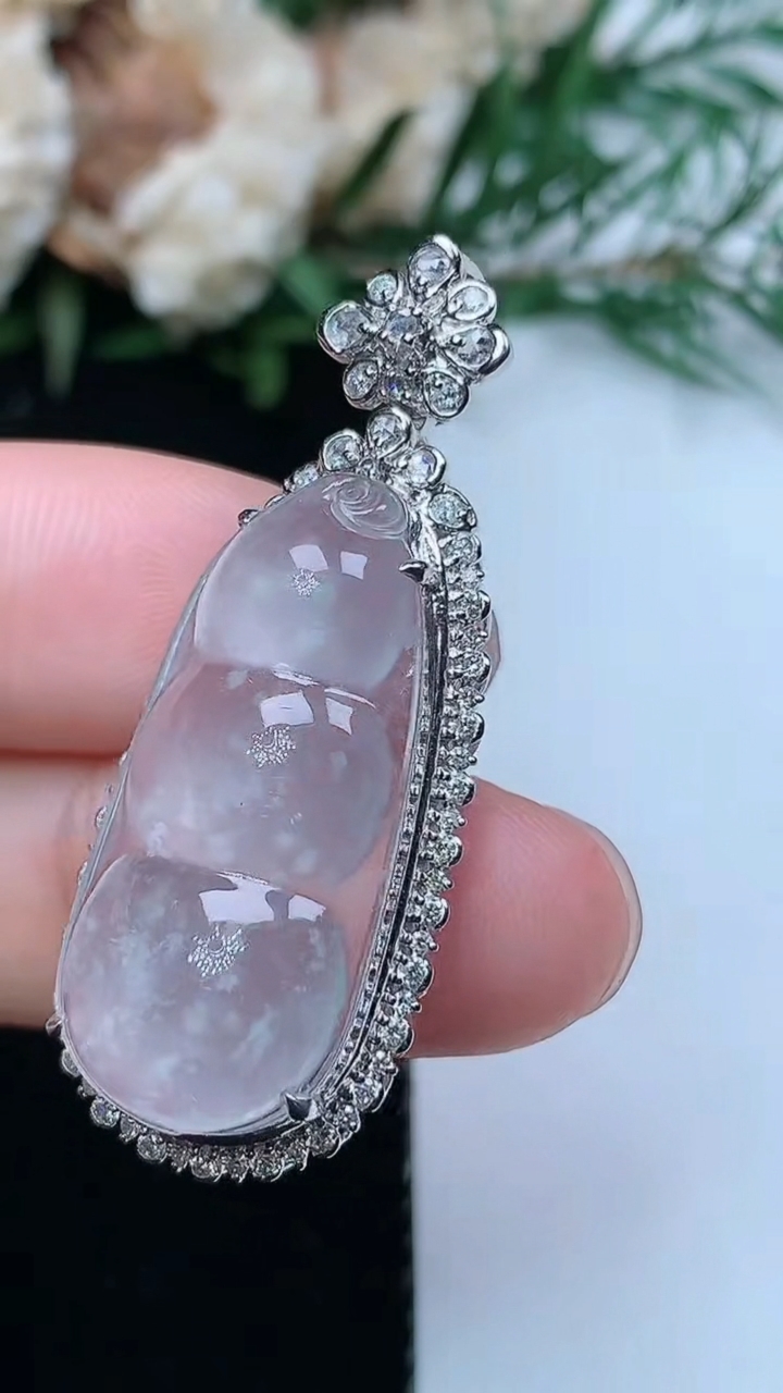 天然A货翡翠白冰福豆吊坠，尺寸39.5-15.9-9.9，裸石26.8-12.7，重量:5.34g
3月31日