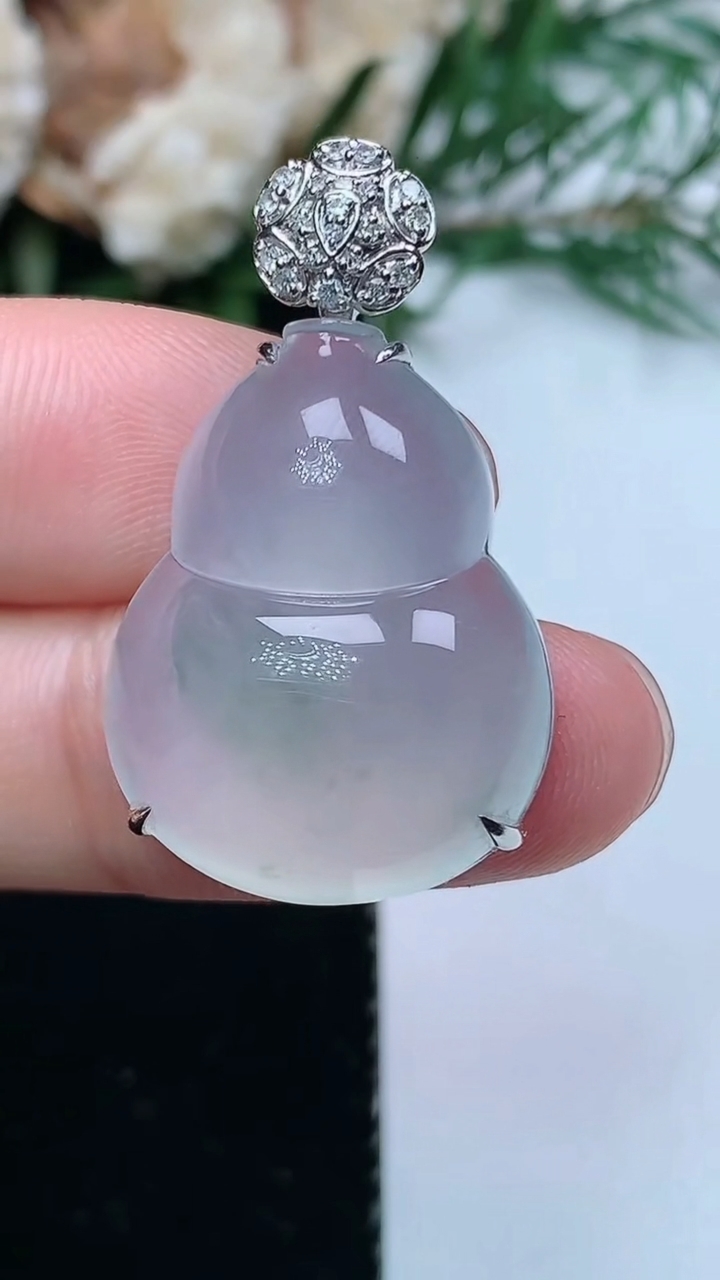 天然A货翡翠飘花葫芦吊坠，尺寸23.6-18.4-8.2，重量:6.58g
3月31日