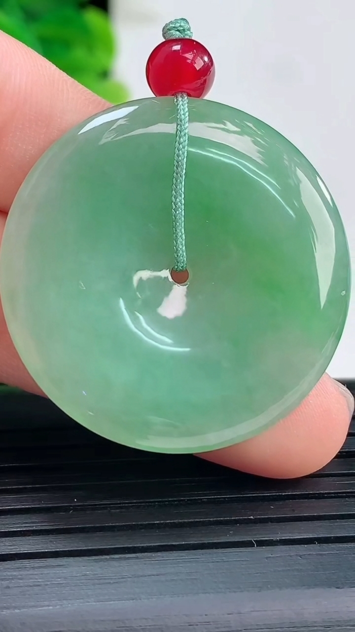 天然A货翡翠平安扣吊坠尺寸32.8-4.3重量:10.44g
3月31日