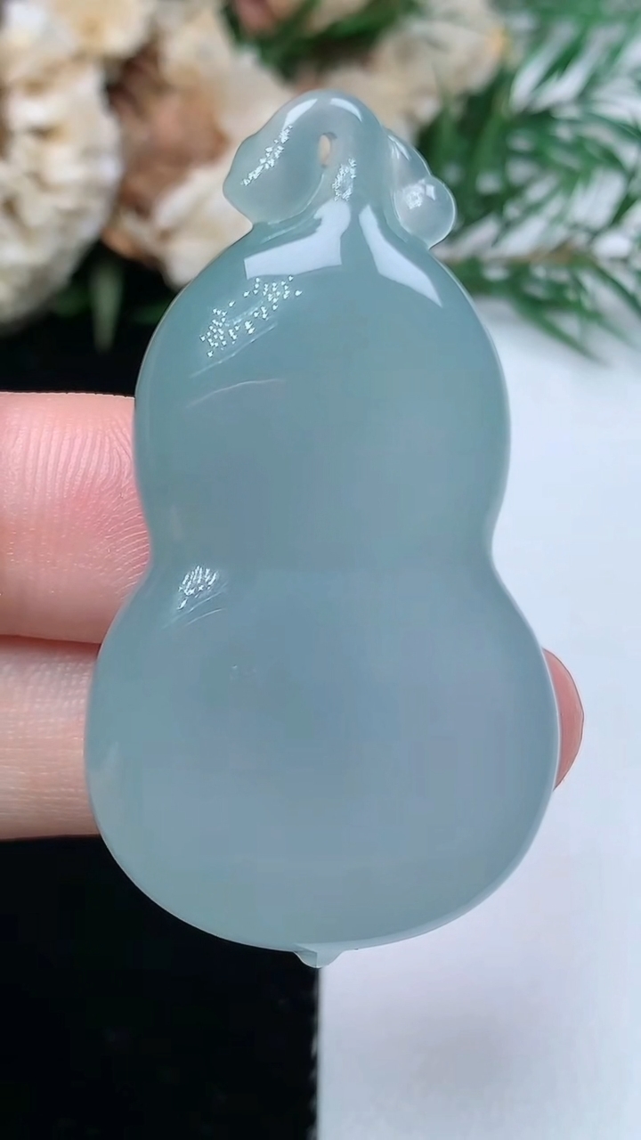 天然A货翡翠葫芦吊坠，尺寸44.9-24.4-12，重量:22.12g
3月31日