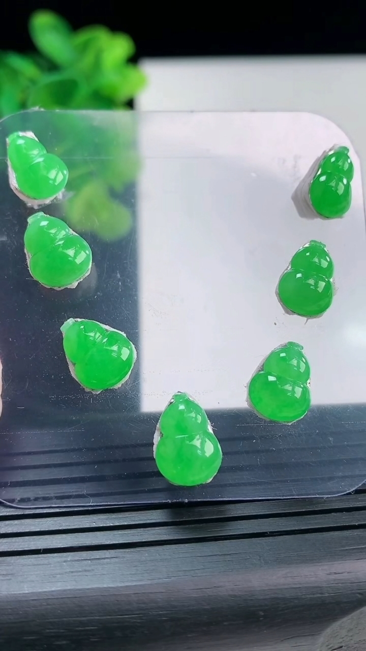 天然A货翡翠葫芦镶嵌件一手尺寸11.5-8.3-2重量:5.10g
3月31日