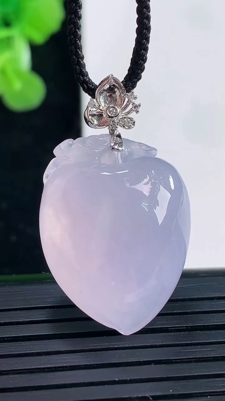 天然A货翡翠18K金紫罗兰寿桃吊坠尺寸26.4-20.2-10.8重量:10.33g
3月31日