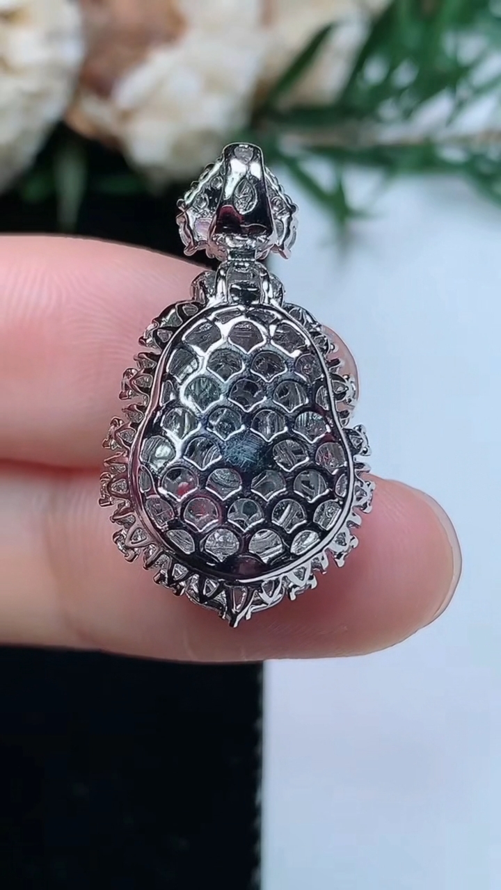 天然A货翡翠葫芦吊坠，尺寸26.9-15-11.8，裸石13.4-10.6，重量:4.18g
3月31日