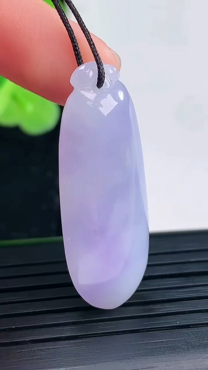 天然A货翡翠紫罗兰福瓜吊坠尺寸37.2-14.5-7.9重量:7.56g
3月31日
​