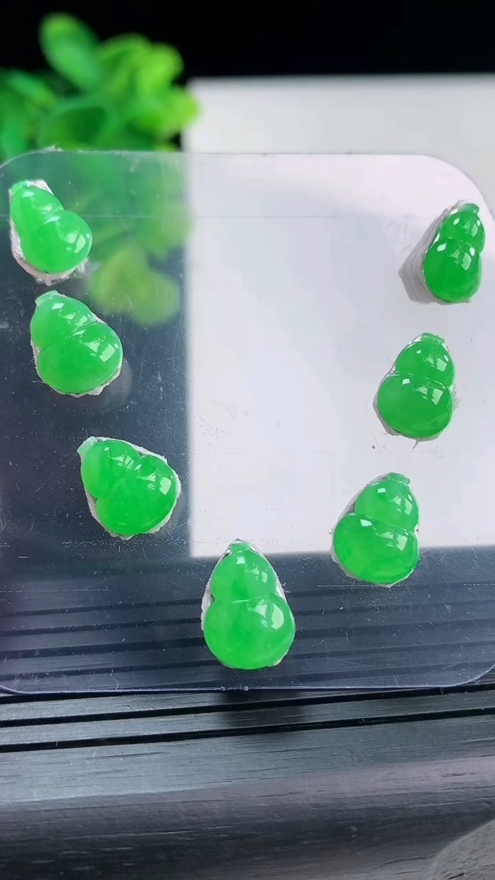 天然A货翡翠葫芦镶嵌件一手尺寸11.5-8.3-2重量:5.10g
3月31日