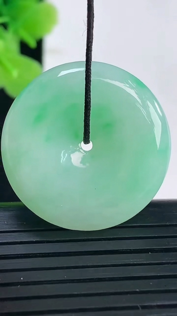 天然A货翡翠平安扣吊坠尺寸26.4-5.7重量:8.81g
3月31日