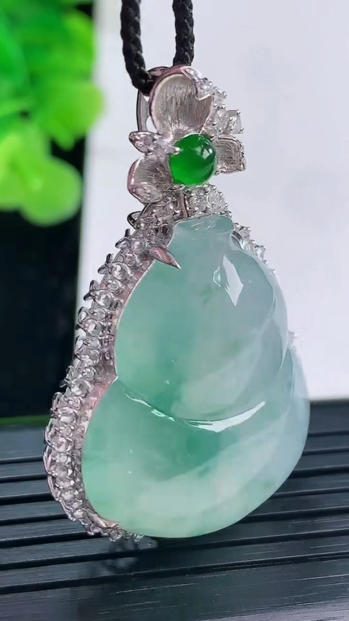 天然A货翡翠种飘花葫芦吊坠尺寸44.2-27.5-12.1裸石29.6-23.5重量:13.17g
3月31日