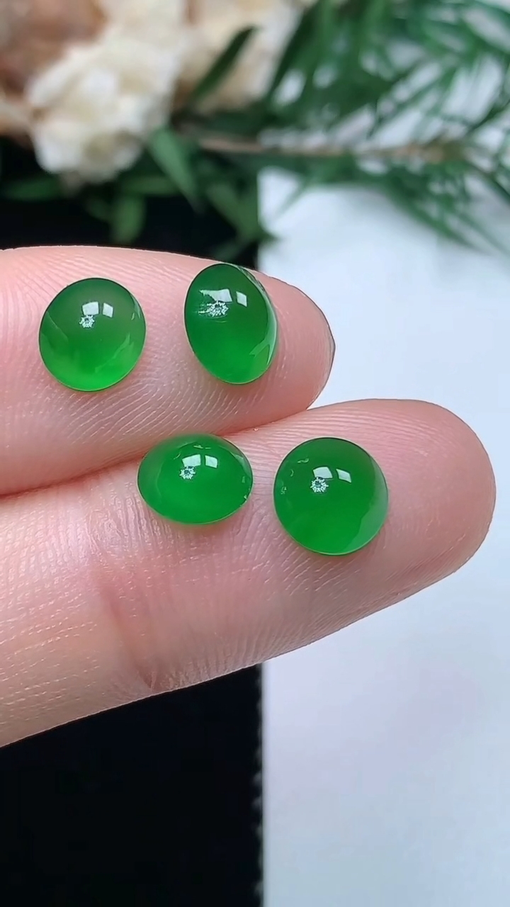 天然A货翡翠蛋面镶嵌件一手，尺寸6.4-2.7，重量:0.68g
3月31日