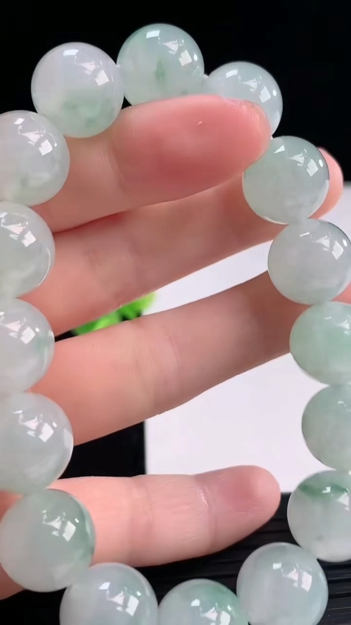 天然A货翡翠飘花圆珠手串尺寸12.6-16颗重量:53.98g3月31日
工厂直销收藏佳品,种好水足，色泽均匀，有种有色，上手高大气！
