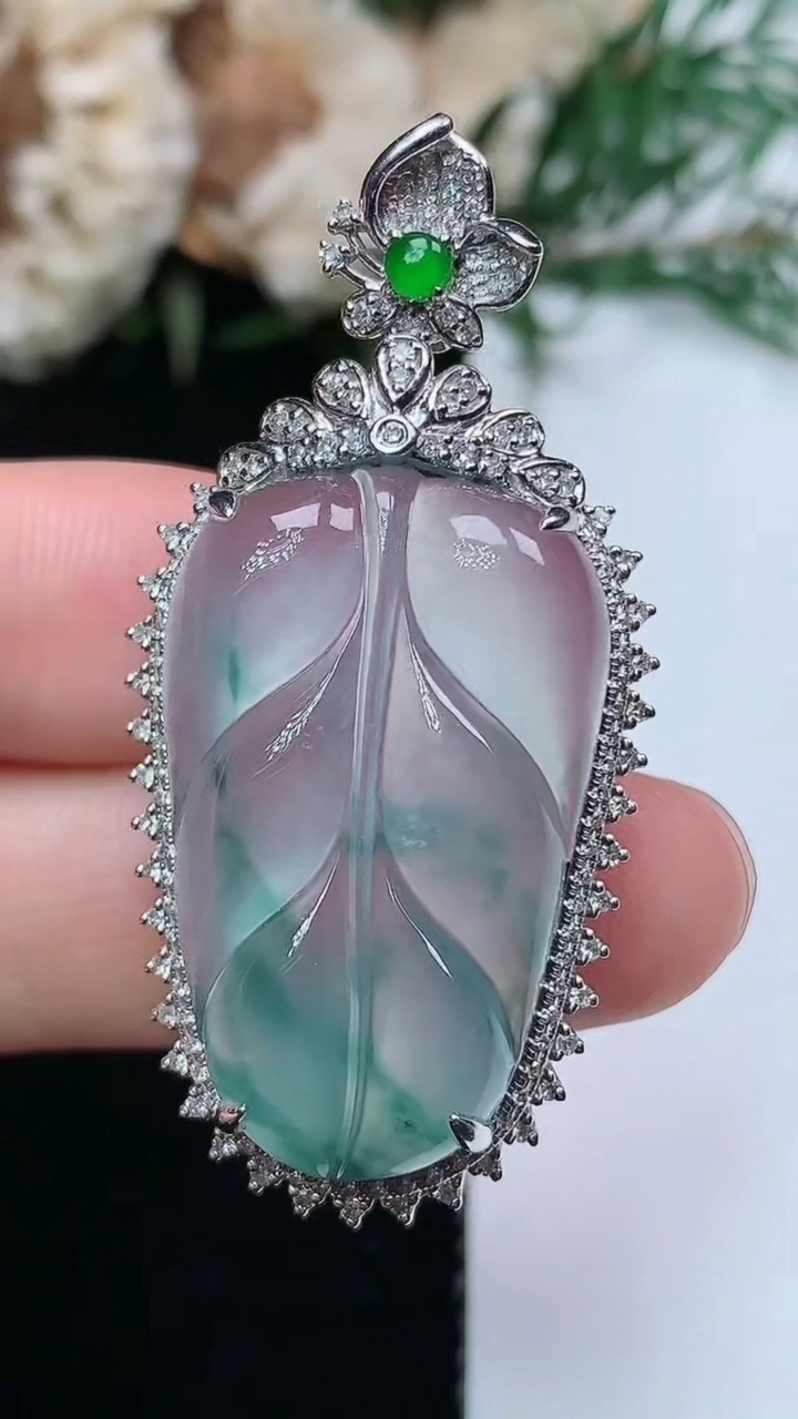 天然A货翡翠飘花金枝玉叶 叶子吊坠，尺寸45.2-22.3-9.6，裸石27.5-18，重量:8.43g
3月31日