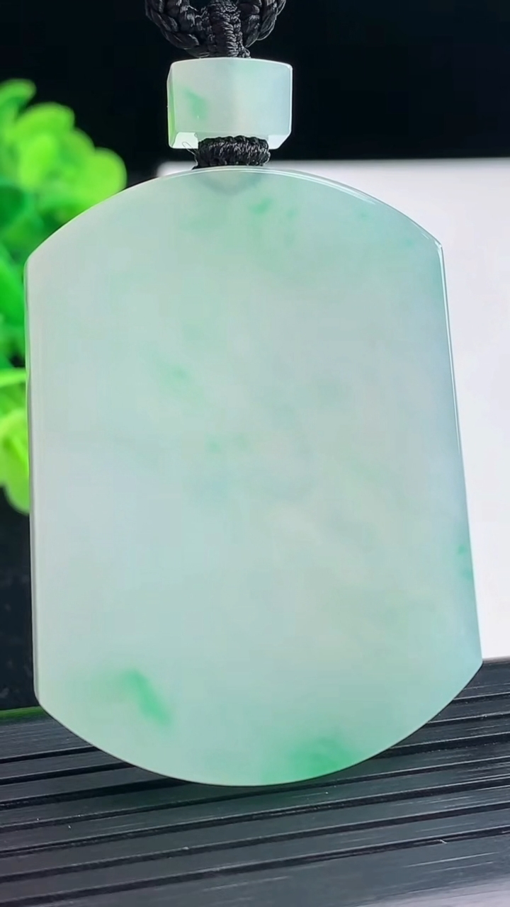 天然A货翡翠无事牌吊坠尺寸51.2-37.9-5.2重量:39.30g
3月31日