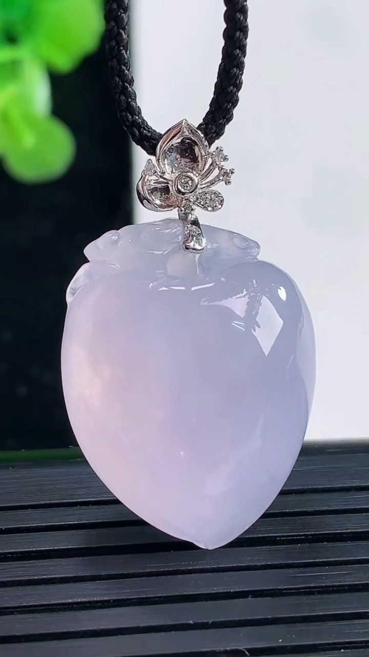 天然A货翡翠18K金紫罗兰寿桃吊坠尺寸26.4-20.2-10.8重量:10.33g
3月31日